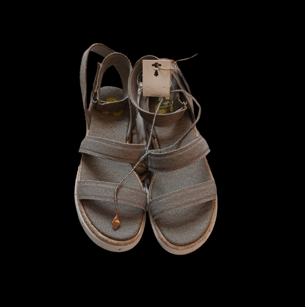 'Rocket Dog' Sandals and Necklace - Picture 3 of 5